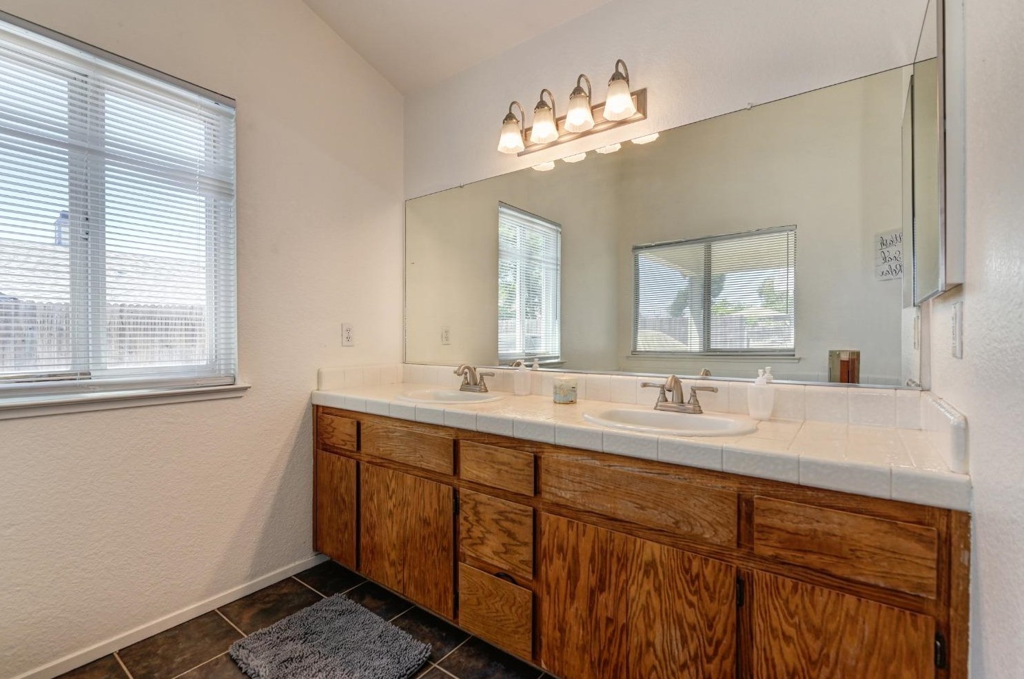 8220 Stevenson Ave, Sacramento CA  95828-5208 exterior