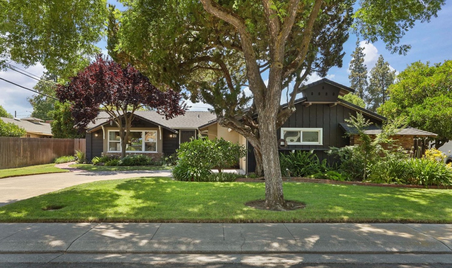 211 Canterbury Dr, Stockton, CA 95207-5807