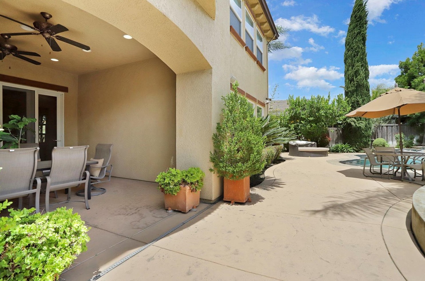 2506 Canal Dr, Lodi CA 95242-4818 exterior