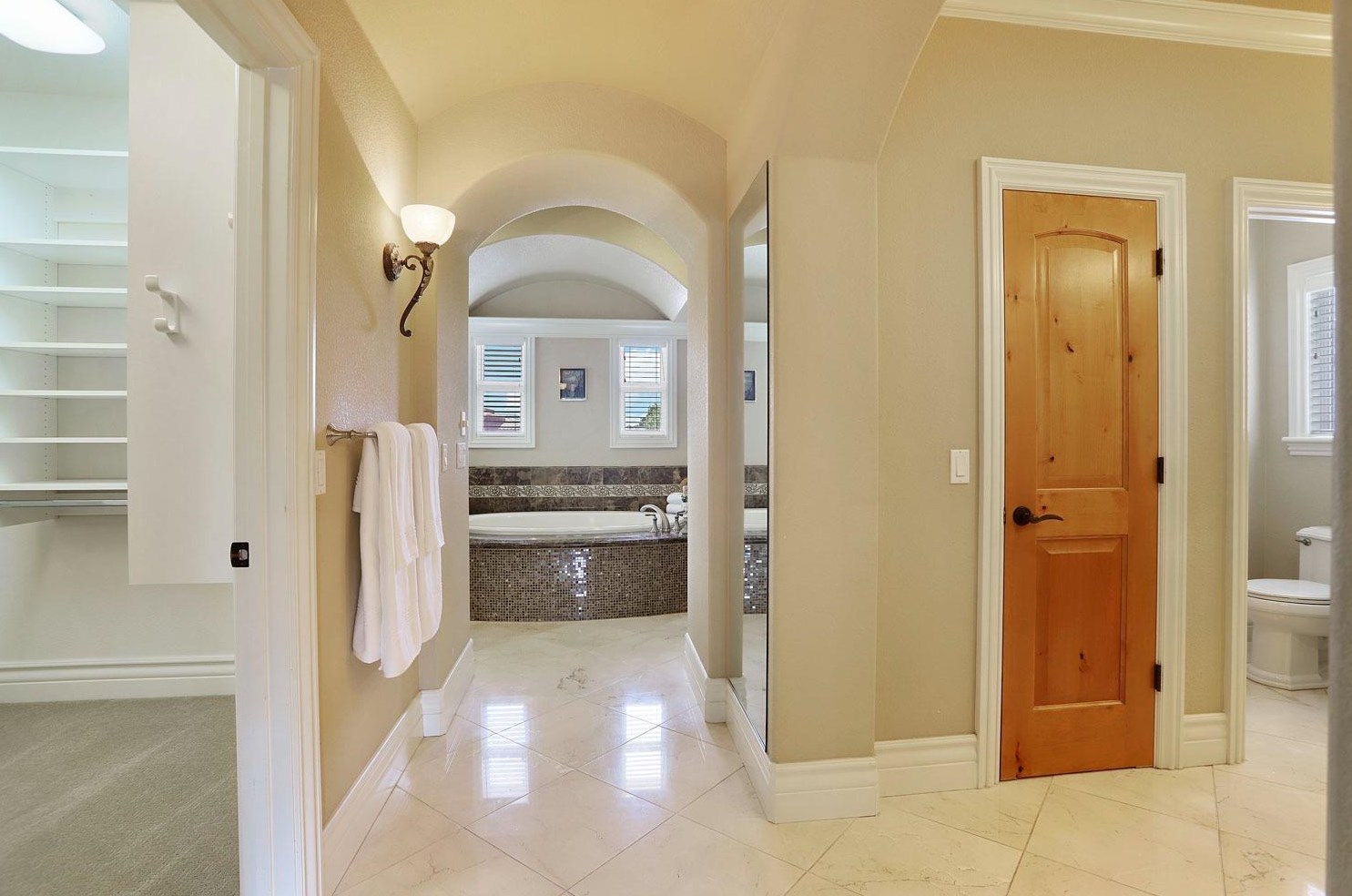 2506 Canal Dr, Lodi CA 95242-4818 exterior