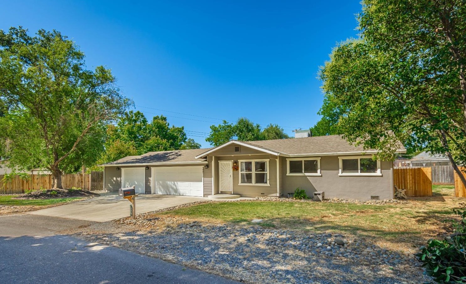 7007 Dudley St, Citrus Heights, CA 95610-3810