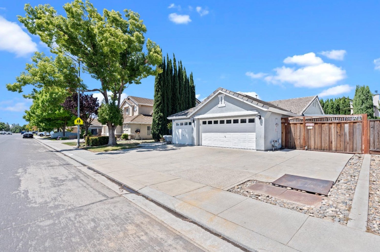 1947 Hyde Park Ln, Manteca, CA 95336-7033