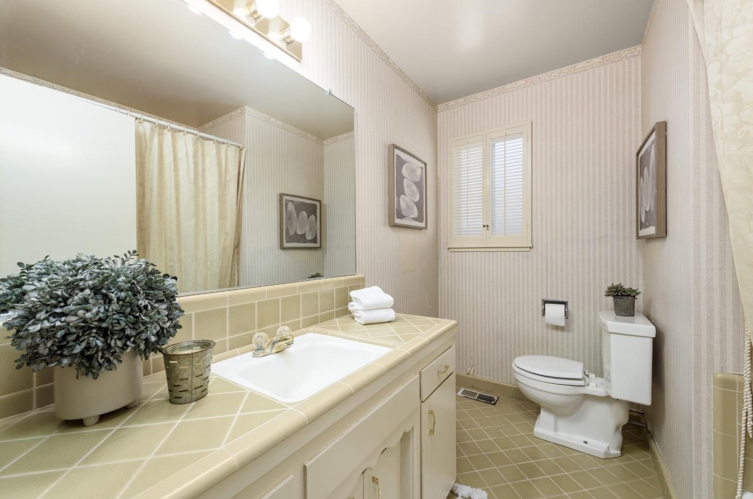1212 St, Woodland CA  95695-2659 exterior