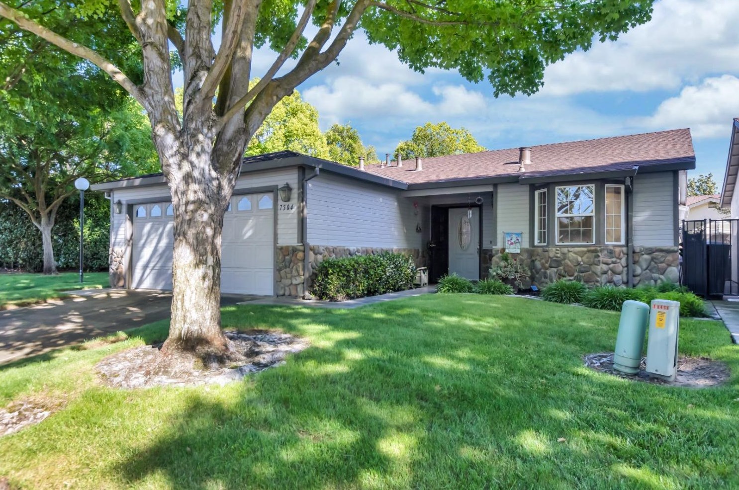7504 Sunspring Ln, Sacramento, CA 95828-6221