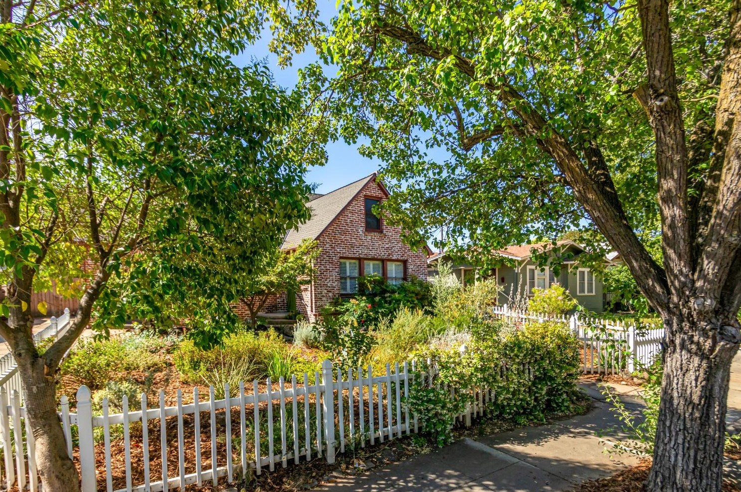 1932 El Monte Ave, Sacramento, CA 95815-2411