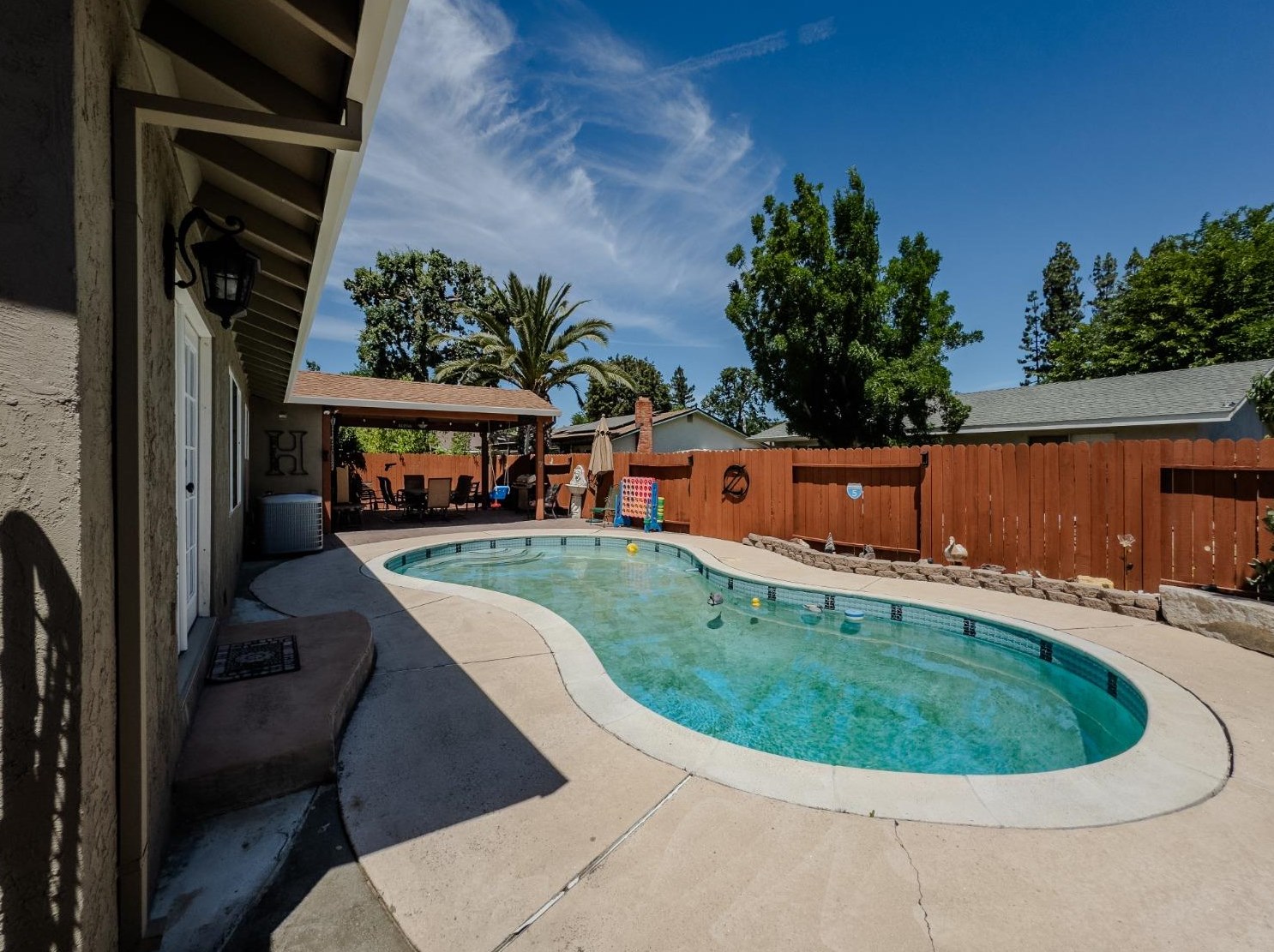 113 Hacienda Ln, Woodland CA  95695-5461 exterior