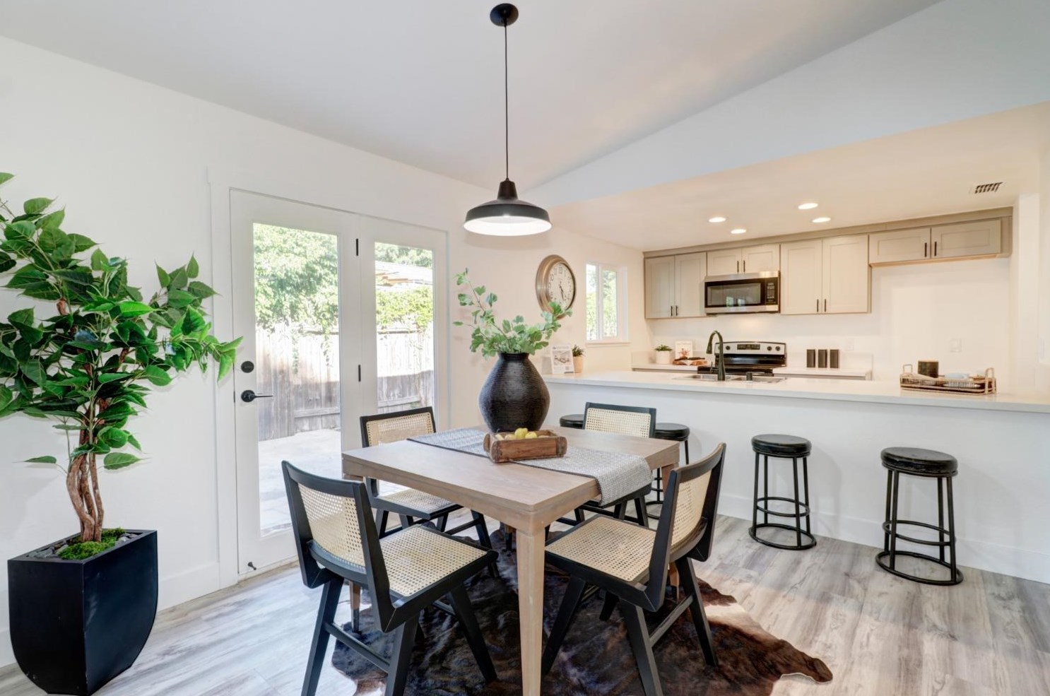2208 Glenrio Way, Sacramento, CA 95833-1456