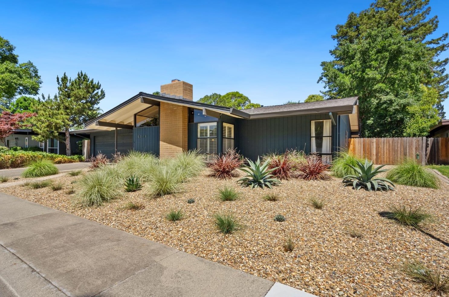 8749 Ski Ct, Elk Grove, CA 95624-1822