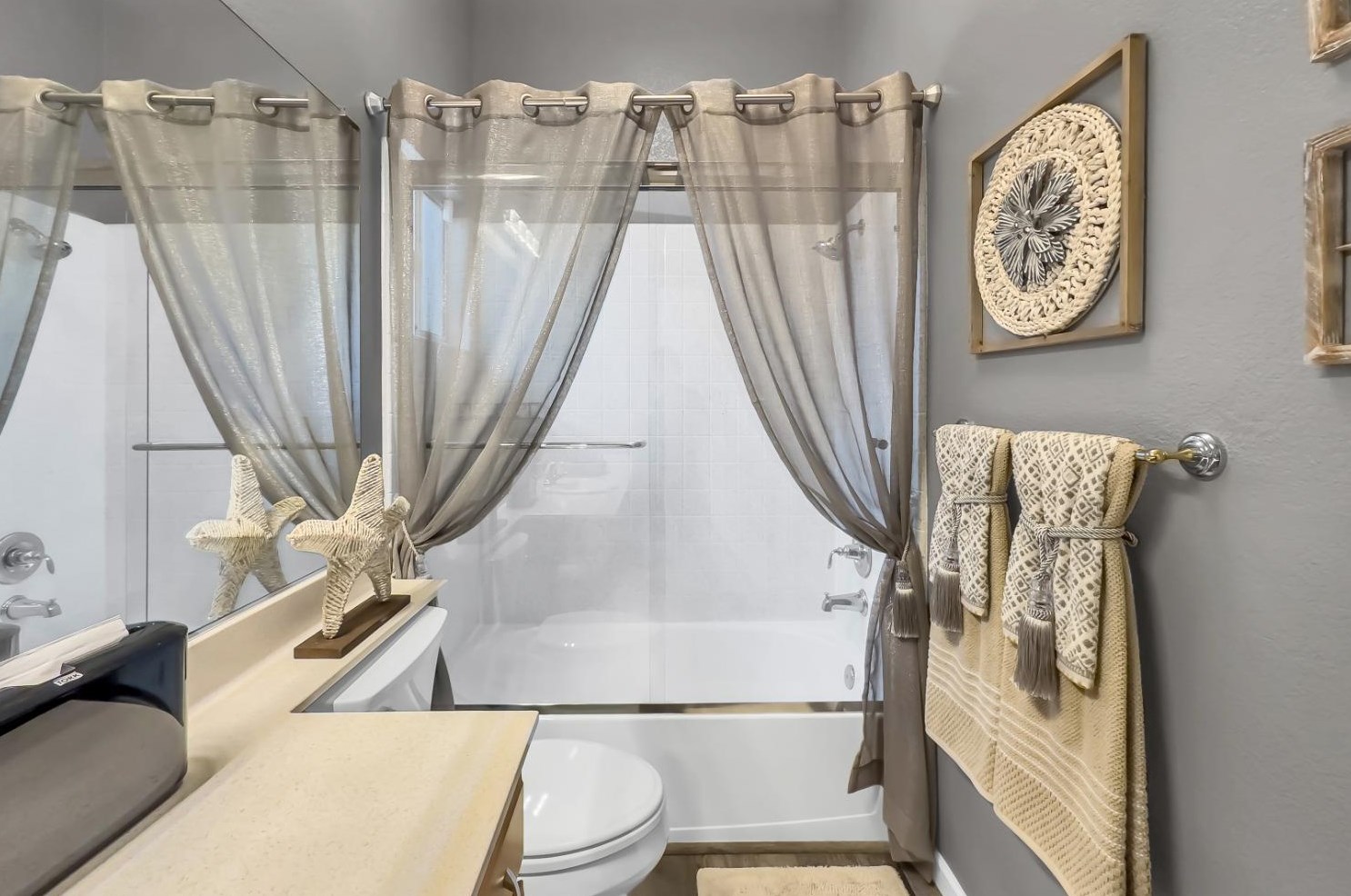 2032 Bastona Dr, Elk Grove CA 95758-7105 exterior