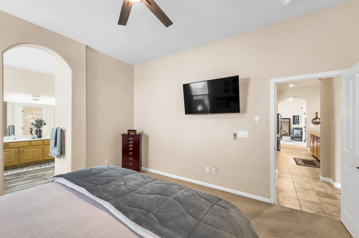 2032 Bastona Dr, Elk Grove CA 95758-7105 exterior