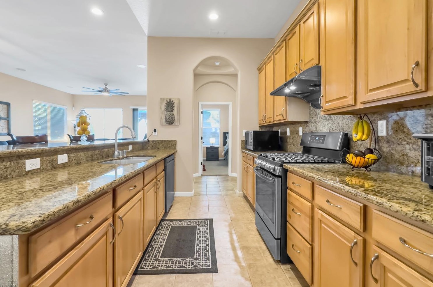 2032 Bastona Dr, Elk Grove CA 95758-7105 exterior