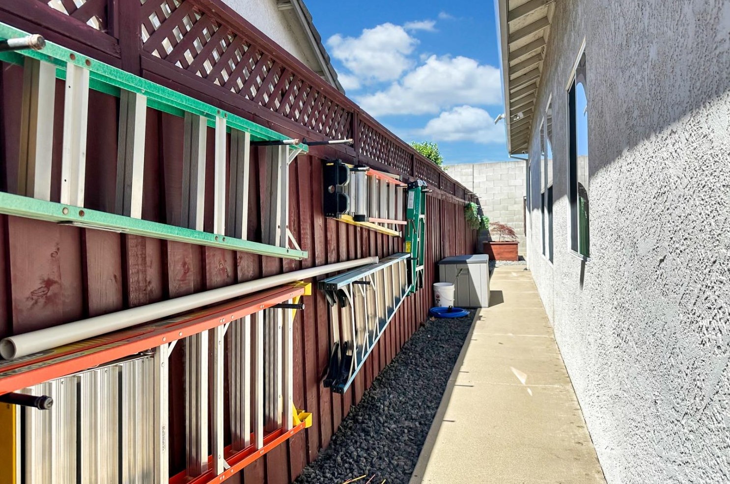 2032 Bastona Dr, Elk Grove CA 95758-7105 exterior