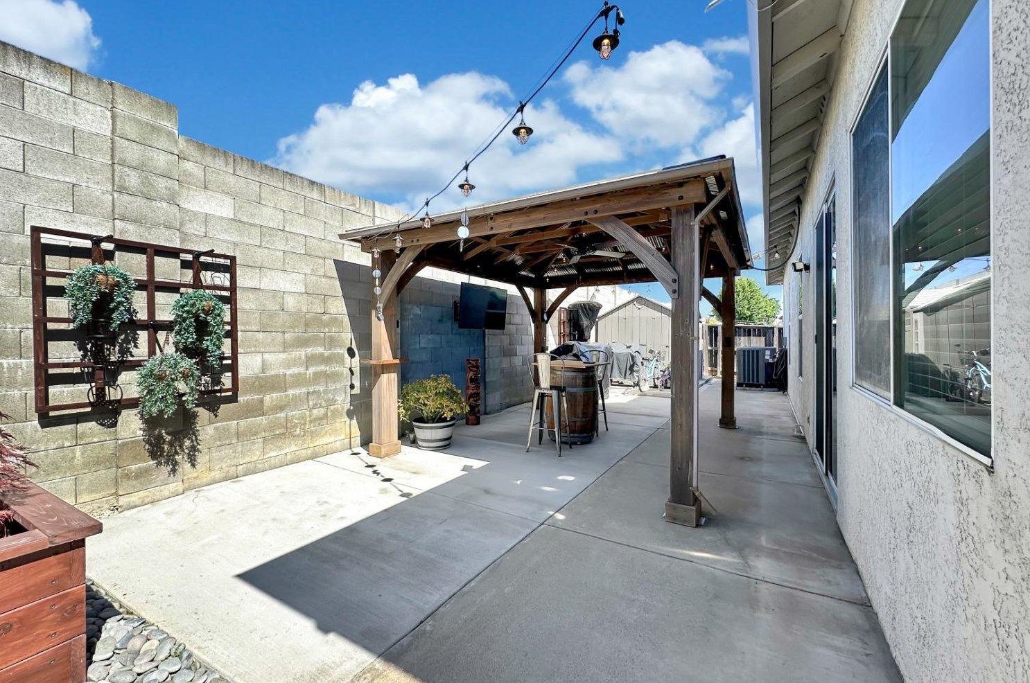 2032 Bastona Dr, Elk Grove CA 95758-7105 exterior