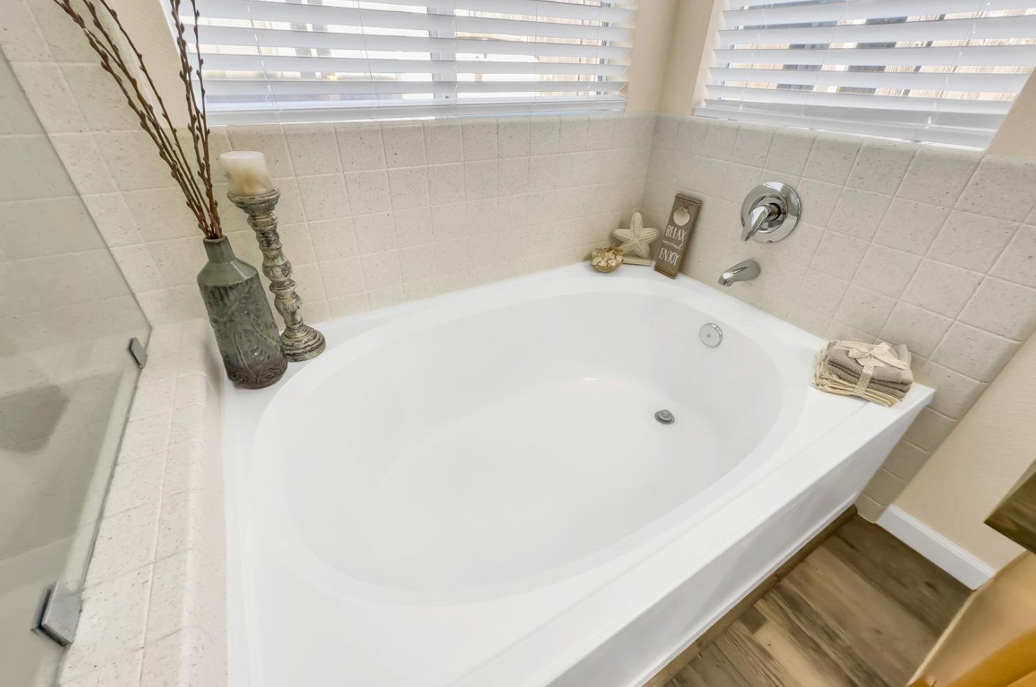 2032 Bastona Dr, Elk Grove CA 95758-7105 exterior