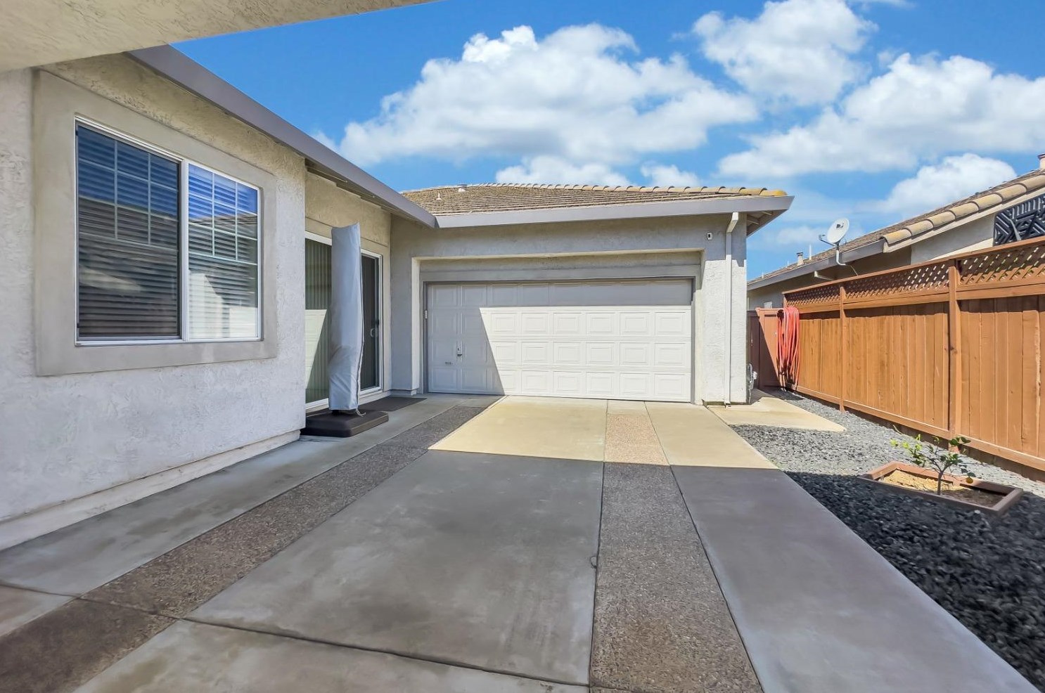 2032 Bastona Dr, Elk Grove CA 95758-7105 exterior