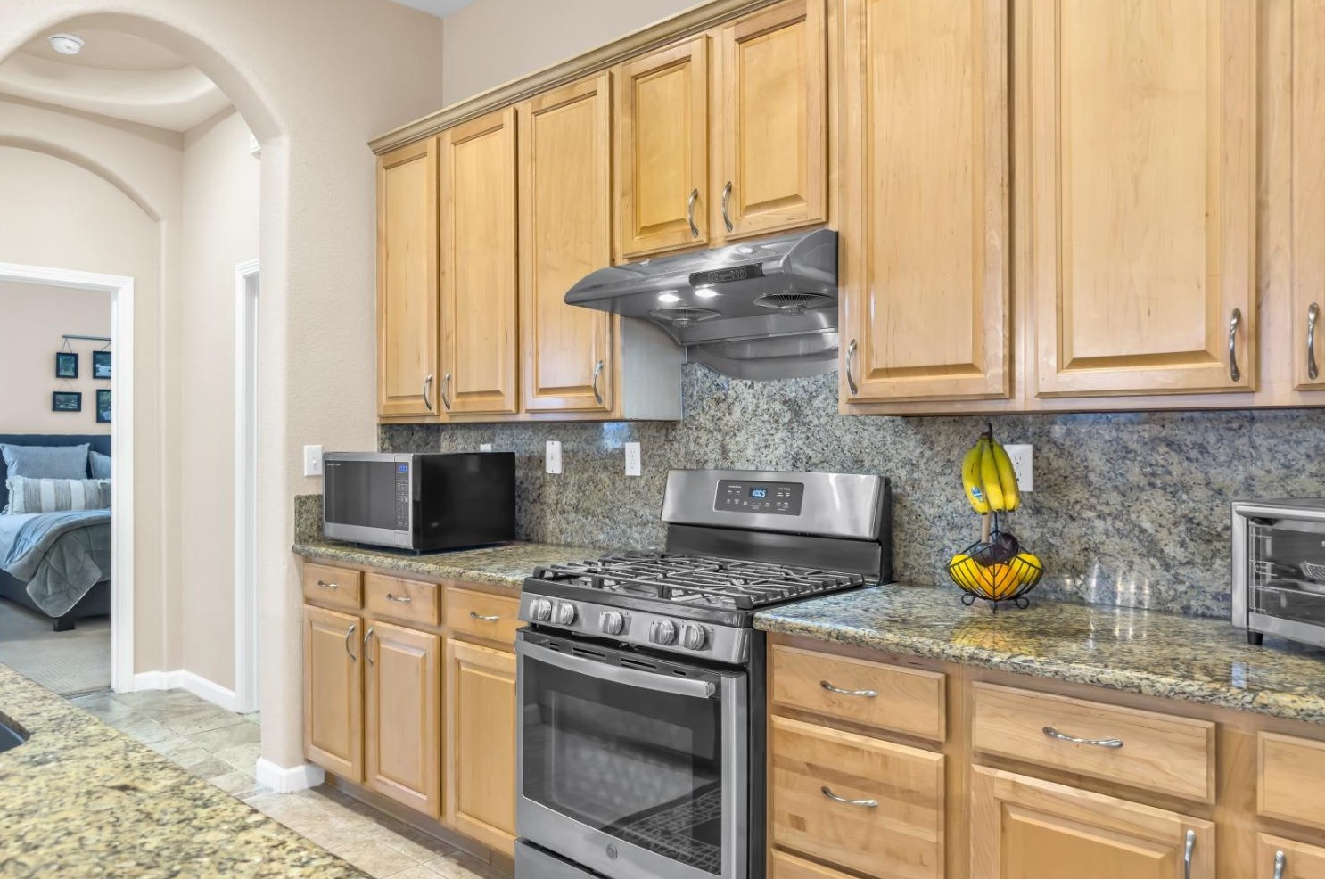 2032 Bastona Dr, Elk Grove CA 95758-7105 exterior