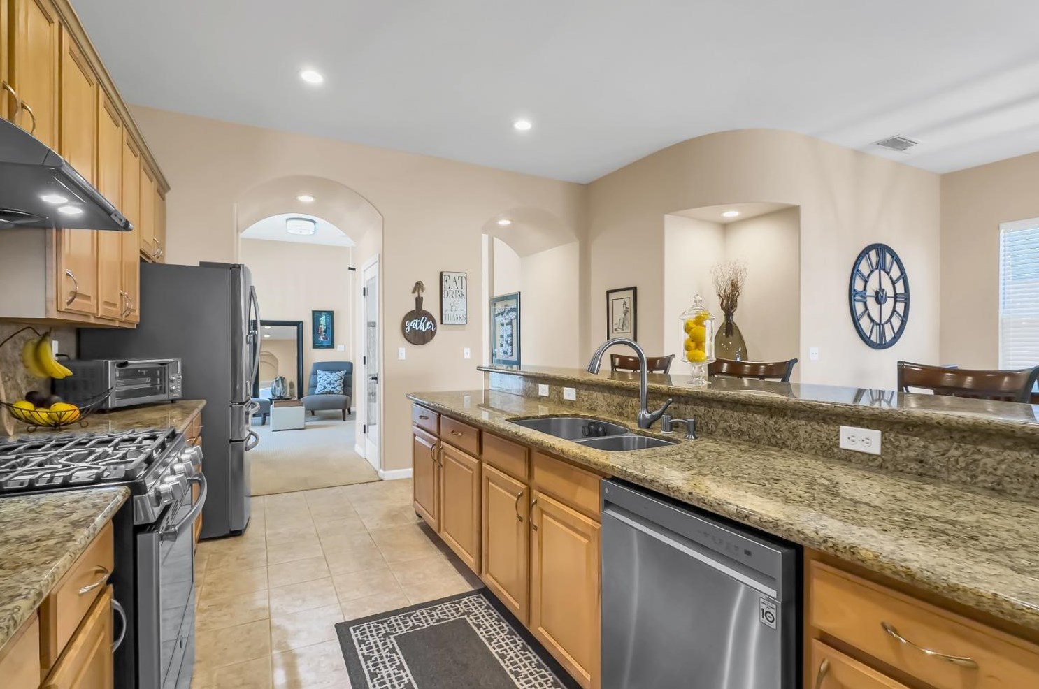 2032 Bastona Dr, Elk Grove CA 95758-7105 exterior