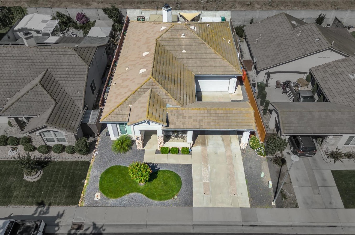 2032 Bastona Dr, Elk Grove CA 95758-7105 exterior