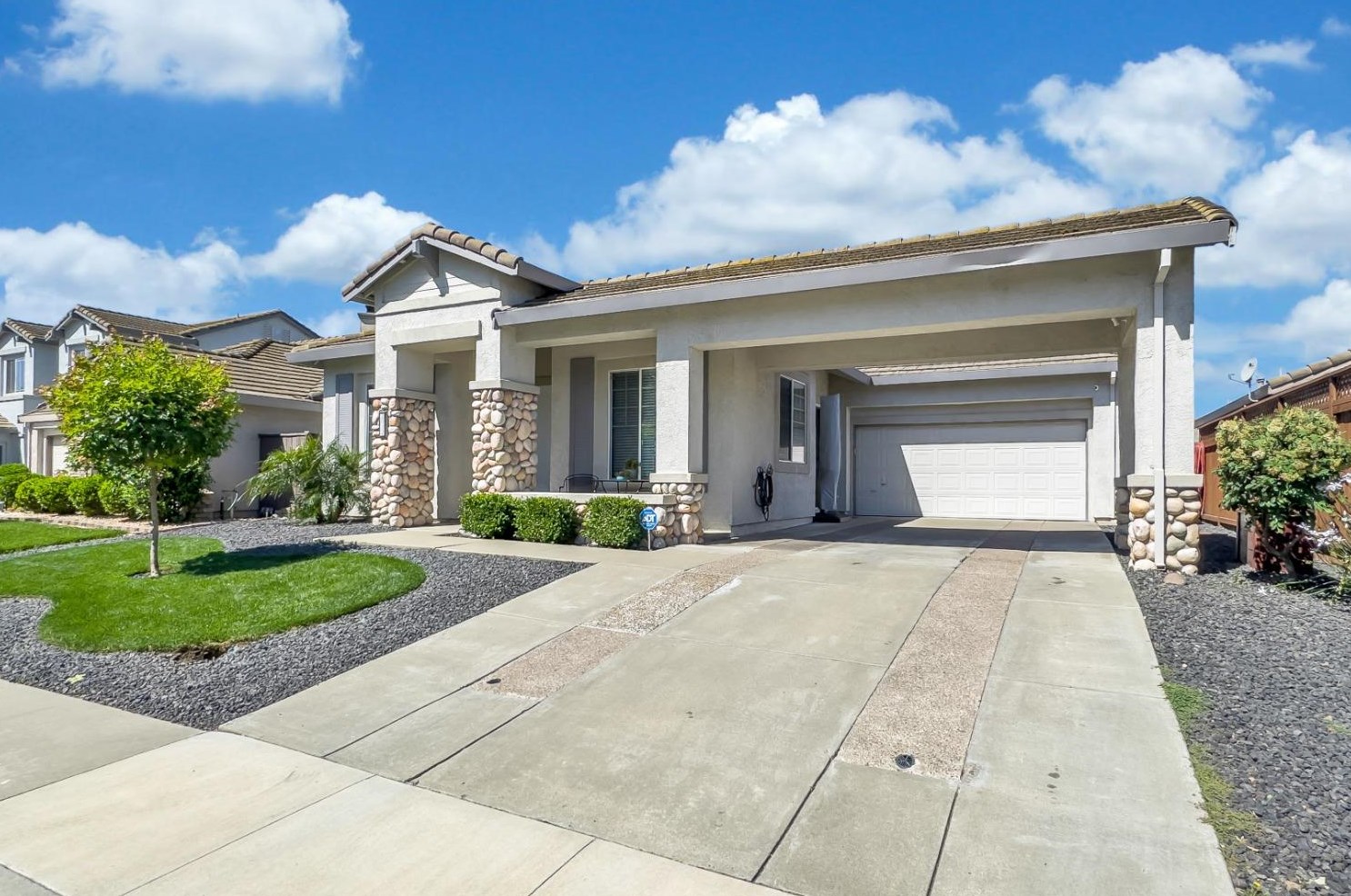 2032 Bastona Dr, Elk Grove CA 95758-7105 exterior