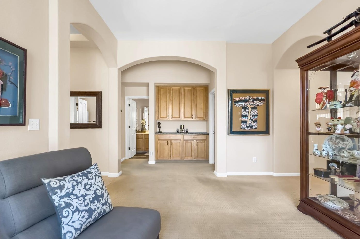 2032 Bastona Dr, Elk Grove CA 95758-7105 exterior