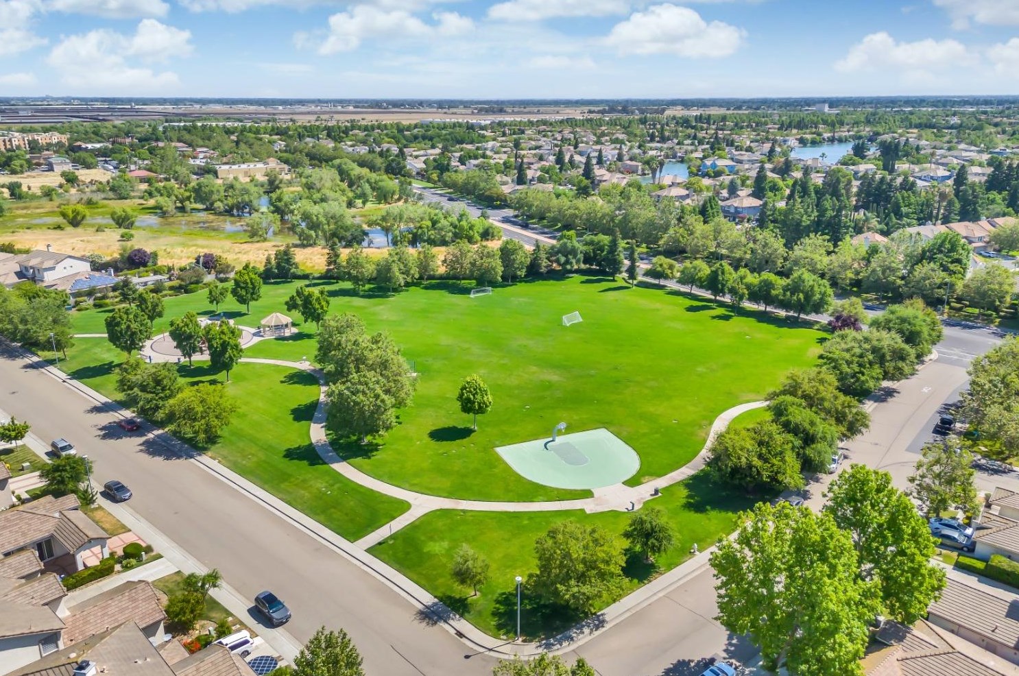 2032 Bastona Dr, Elk Grove CA 95758-7105 exterior