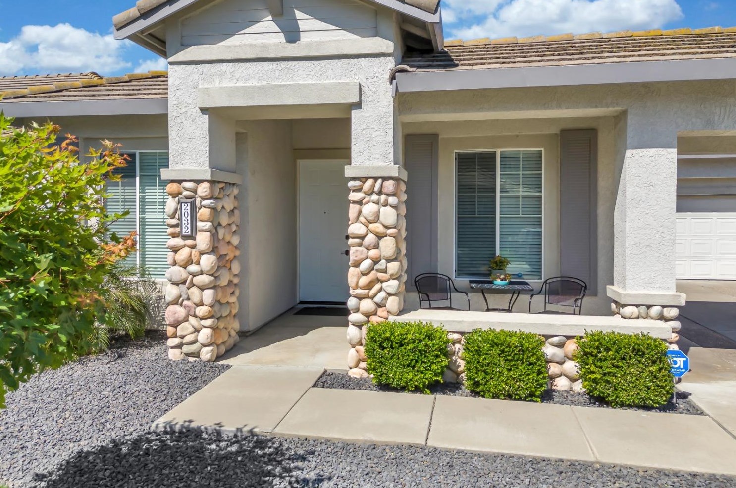 2032 Bastona Dr, Elk Grove CA 95758-7105 exterior