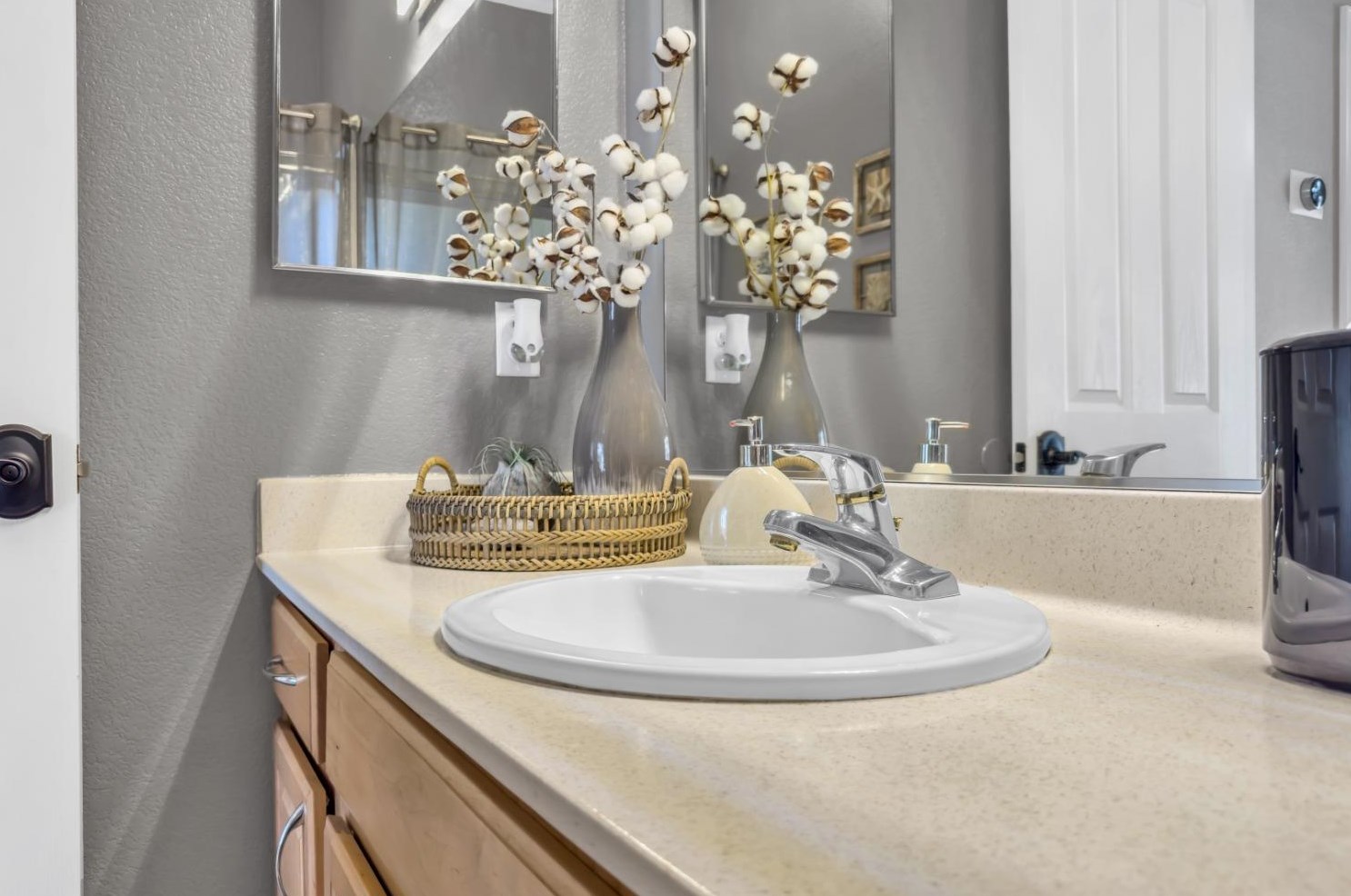 2032 Bastona Dr, Elk Grove CA 95758-7105 exterior