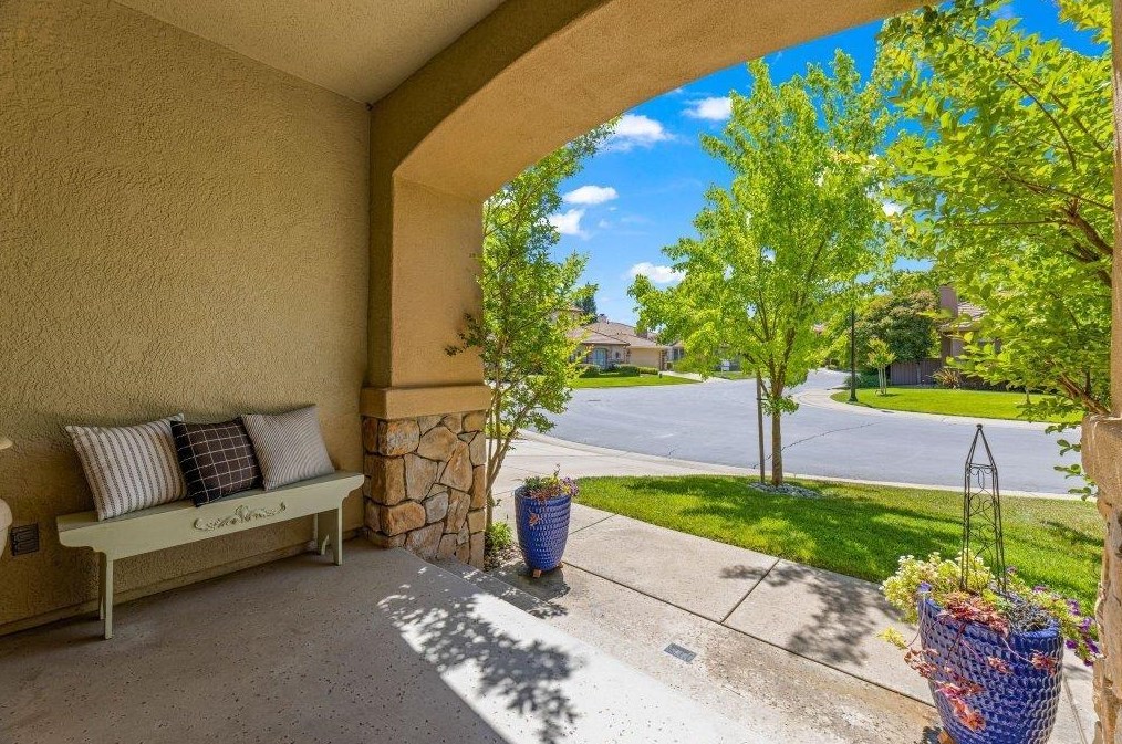 1696 Avondale Dr, Roseville, CA 95747