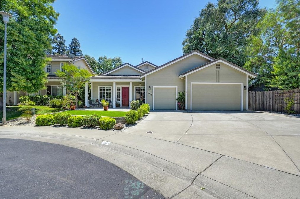 9208 Locust St, Elk Grove, CA 95624