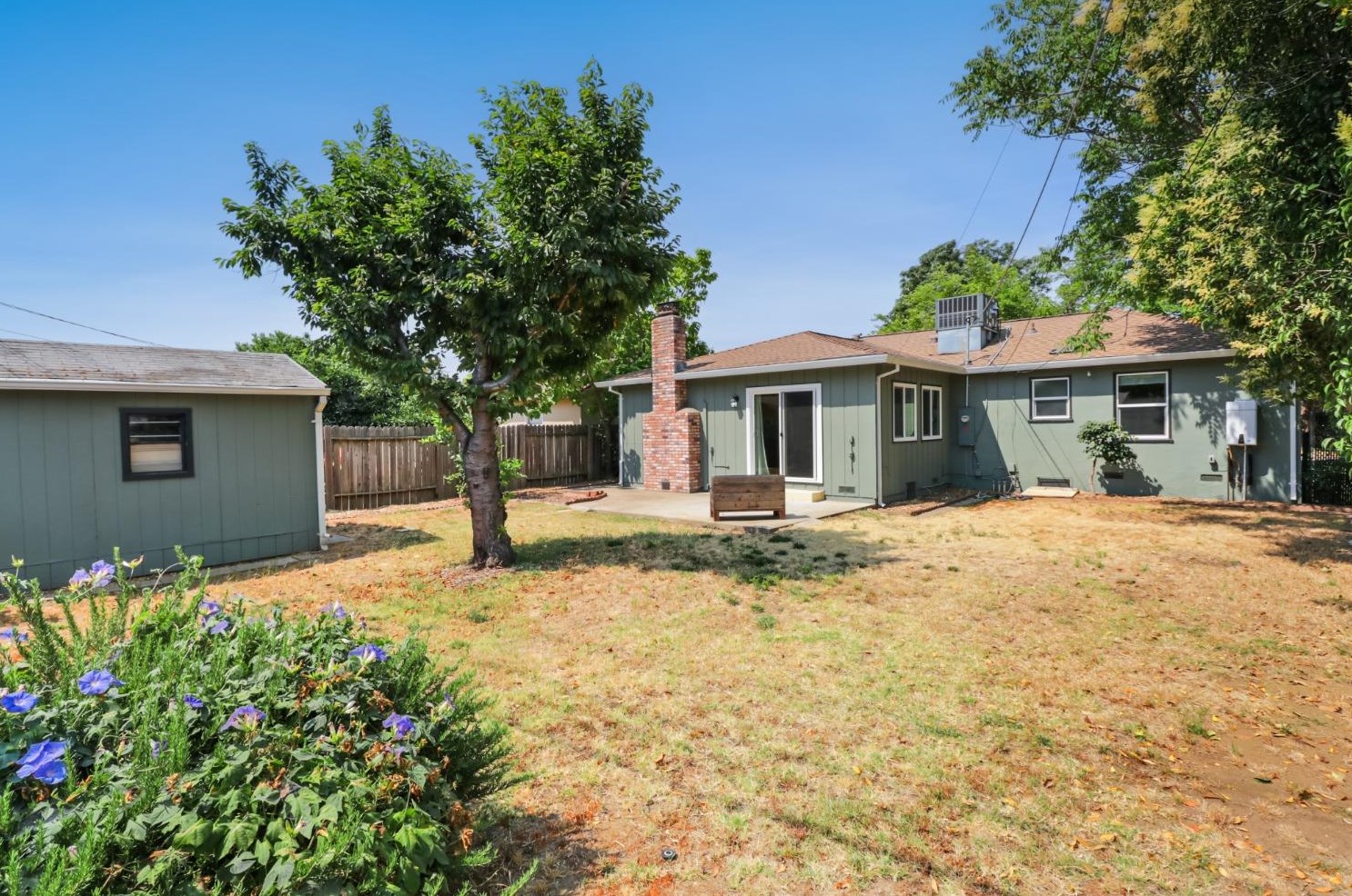 4939 48th St, Sacramento CA  95820-5305 exterior