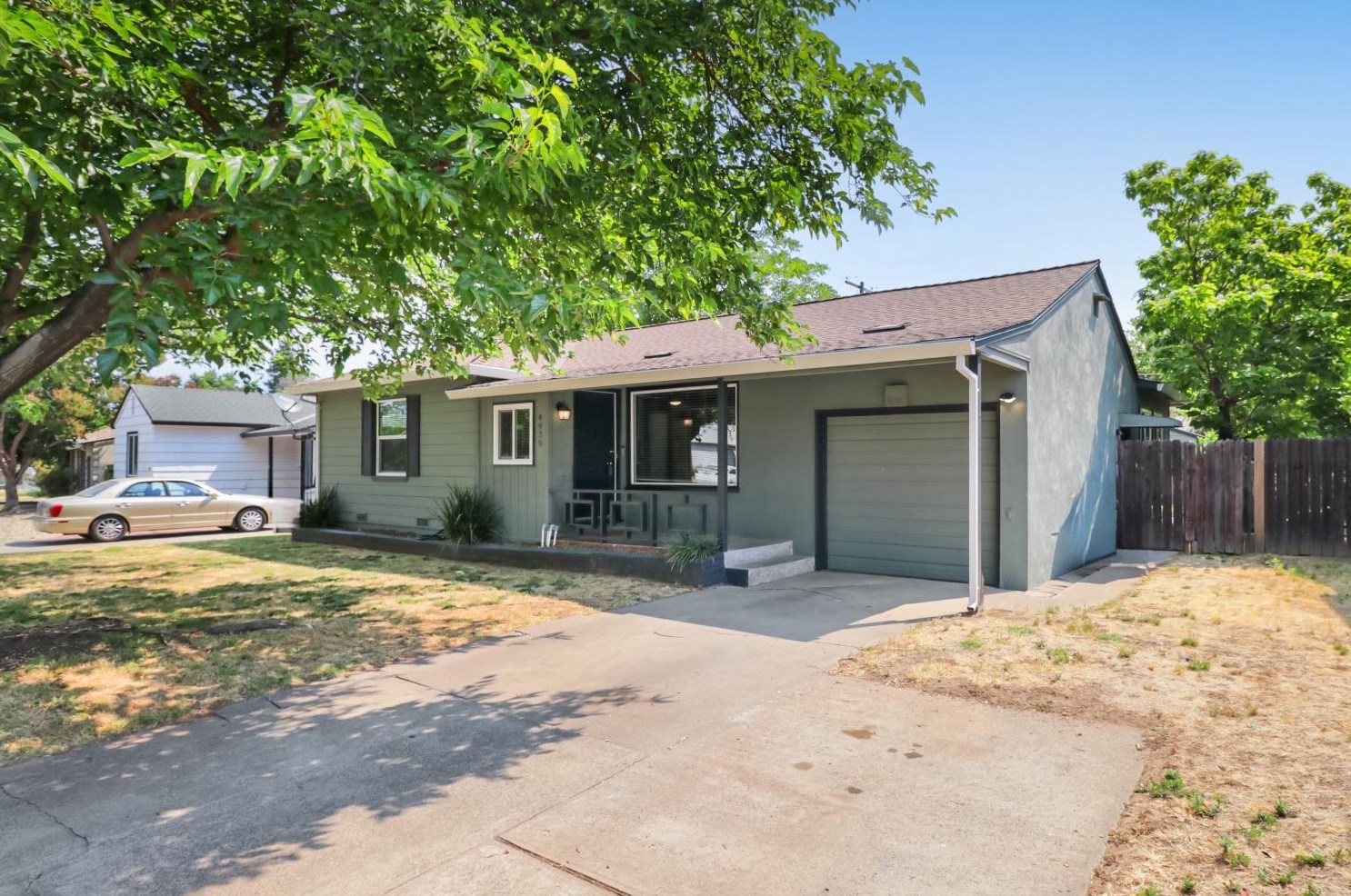 4939 48th St, Sacramento CA  95820-5305 exterior