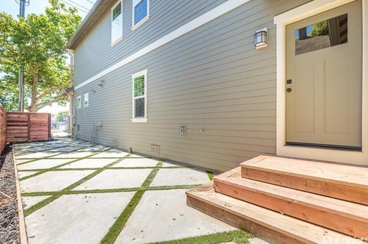 2254 34th St, Sacramento CA  95817-1210 exterior