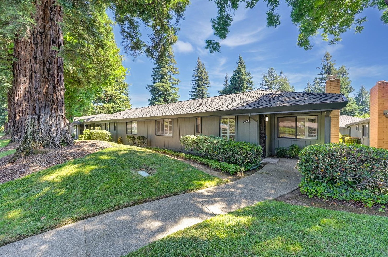 2506 American River Dr, Sacramento, CA 95864-7115