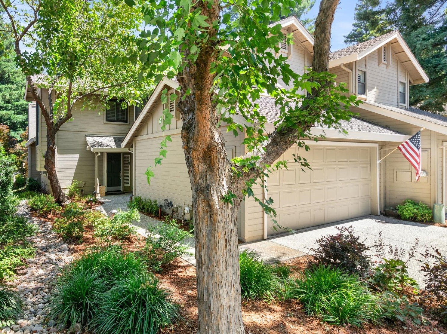 2070 University Park Dr, Sacramento, CA 95825-8208