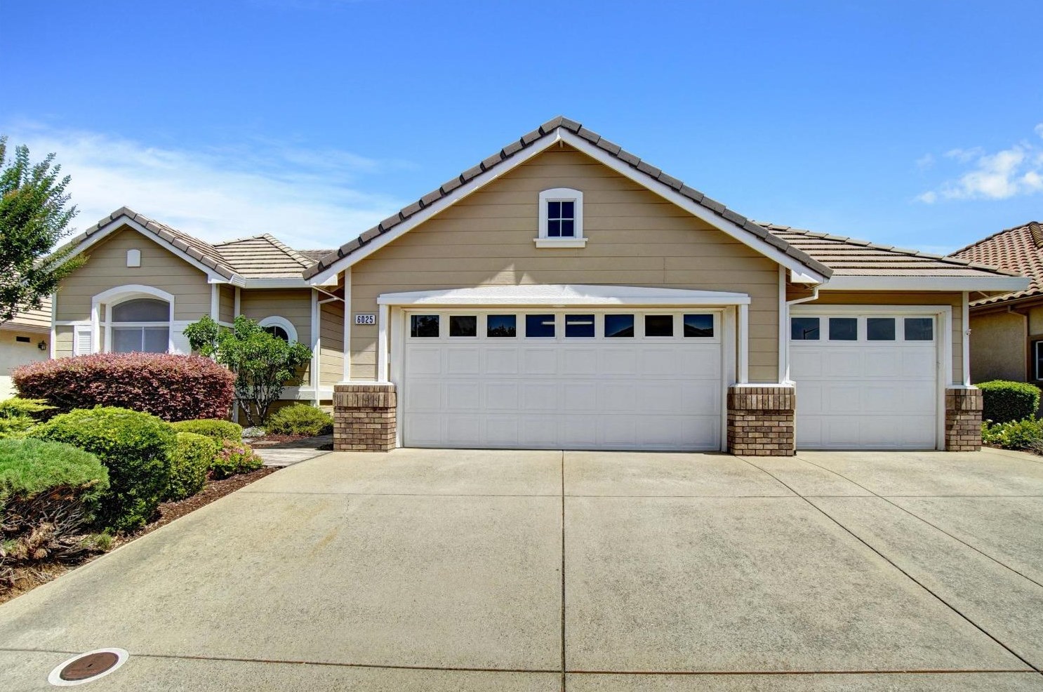 6025 Rose Garden Ln, Roseville, CA 95747-8022