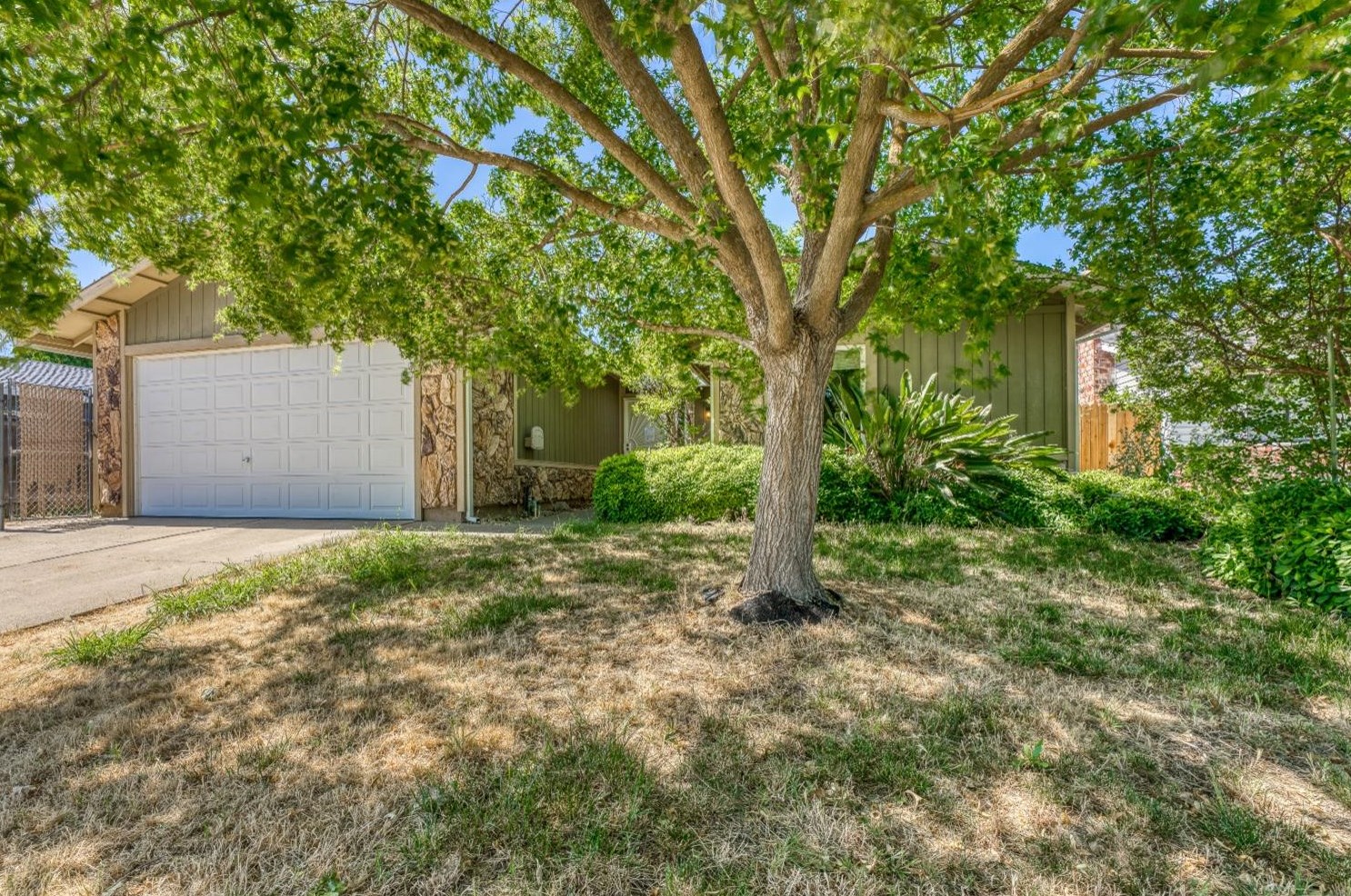 5095 Village Elm Dr, Sacramento, CA 95823-5812