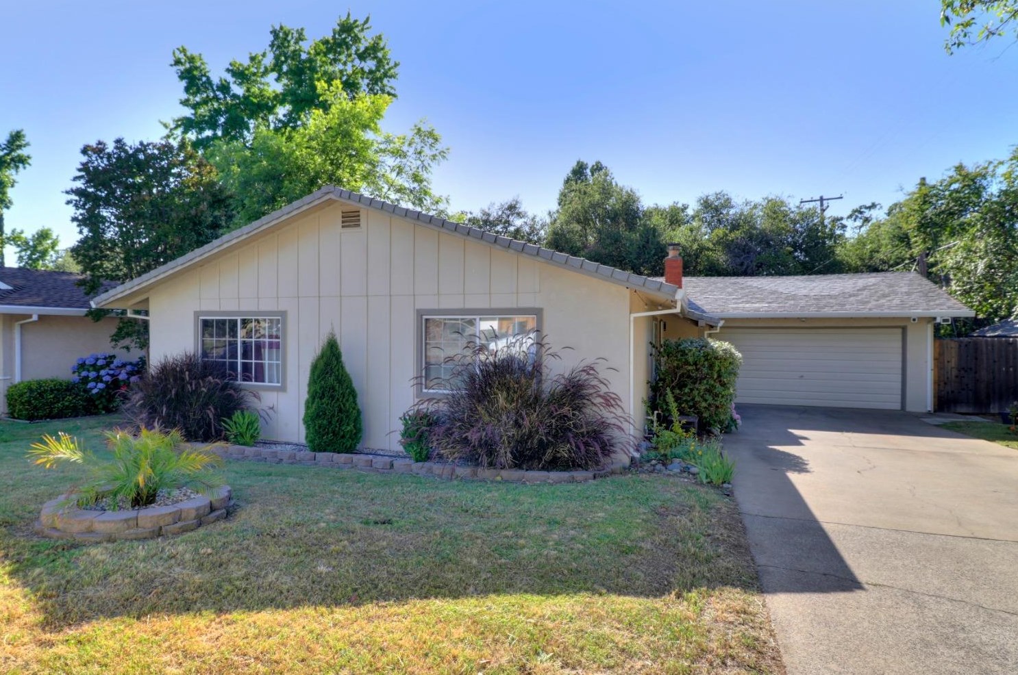 1525 Sierra Gardens Dr, Roseville CA 95661-3620 exterior