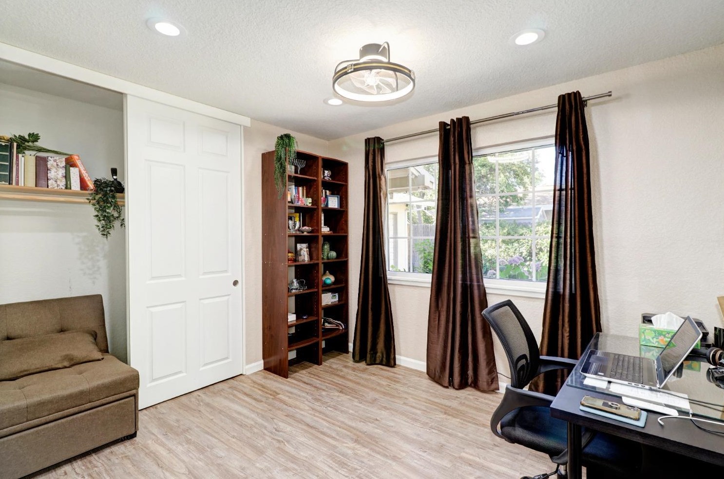 1525 Sierra Gardens Dr, Roseville CA 95661-3620 exterior