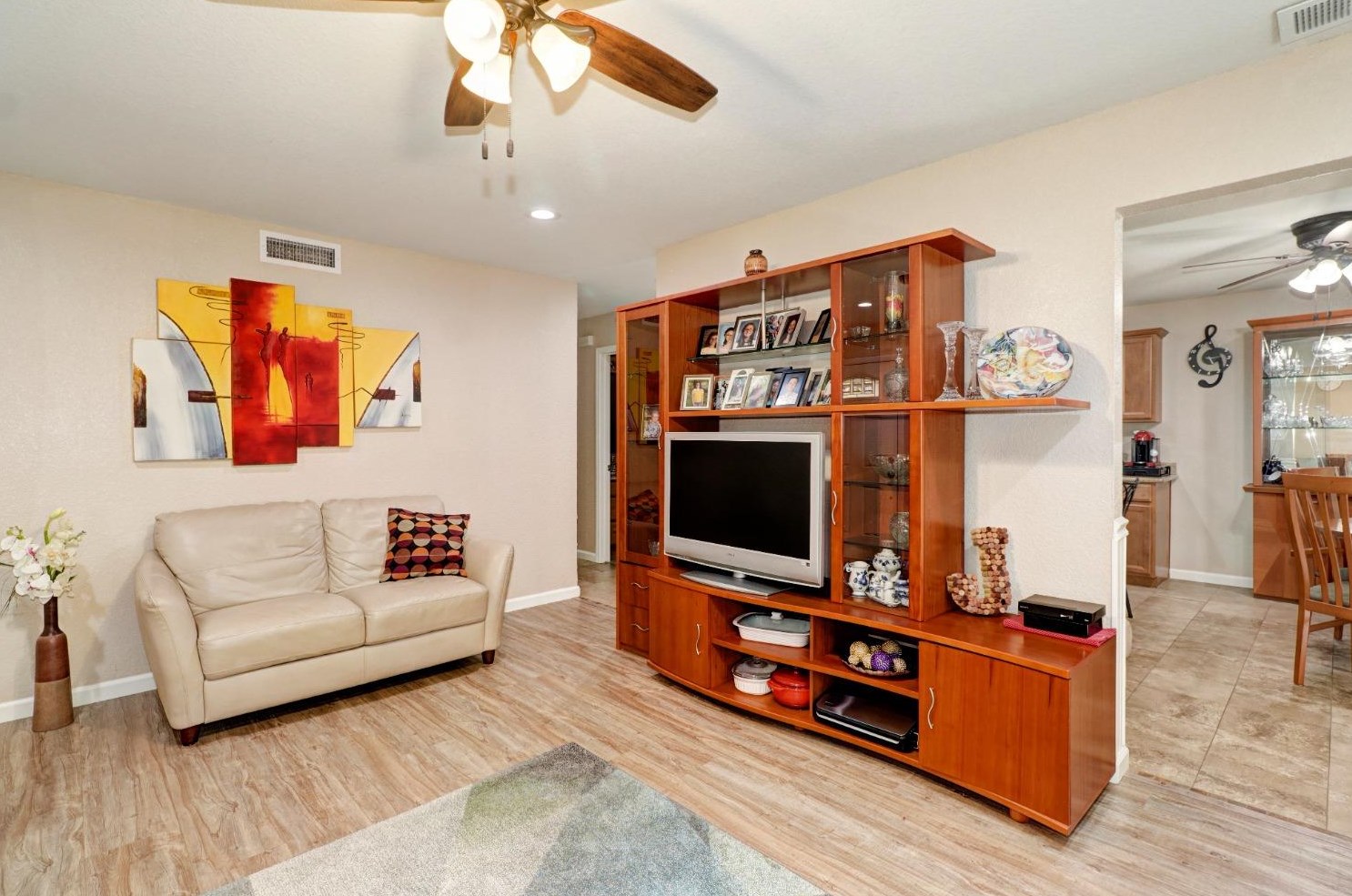 1525 Sierra Gardens Dr, Roseville CA 95661-3620 exterior