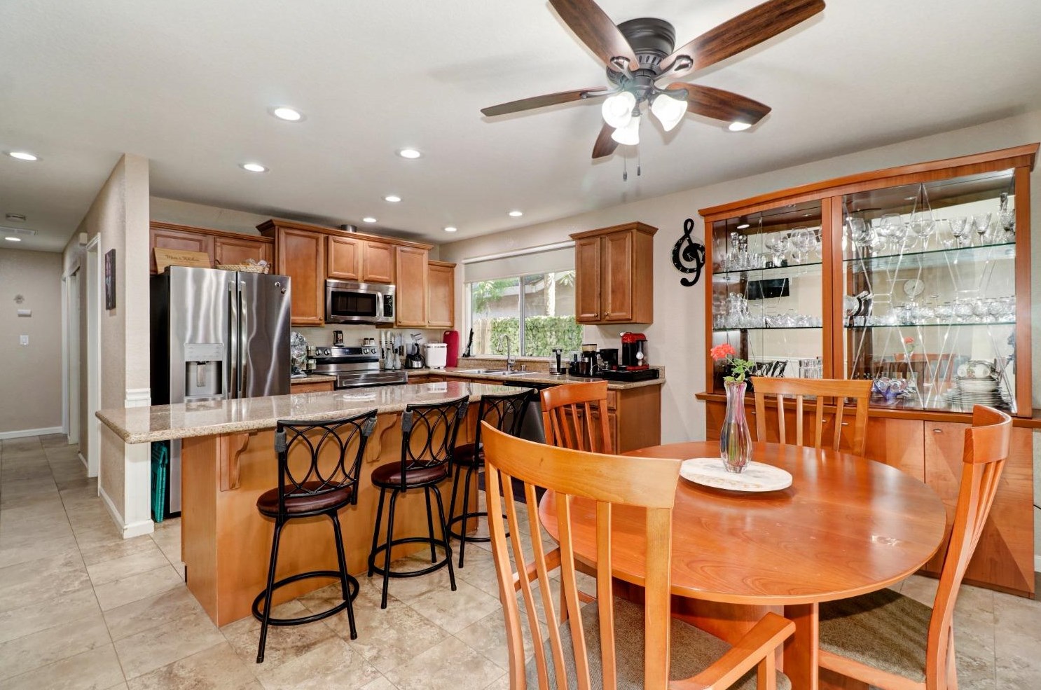 1525 Sierra Gardens Dr, Roseville CA 95661-3620 exterior