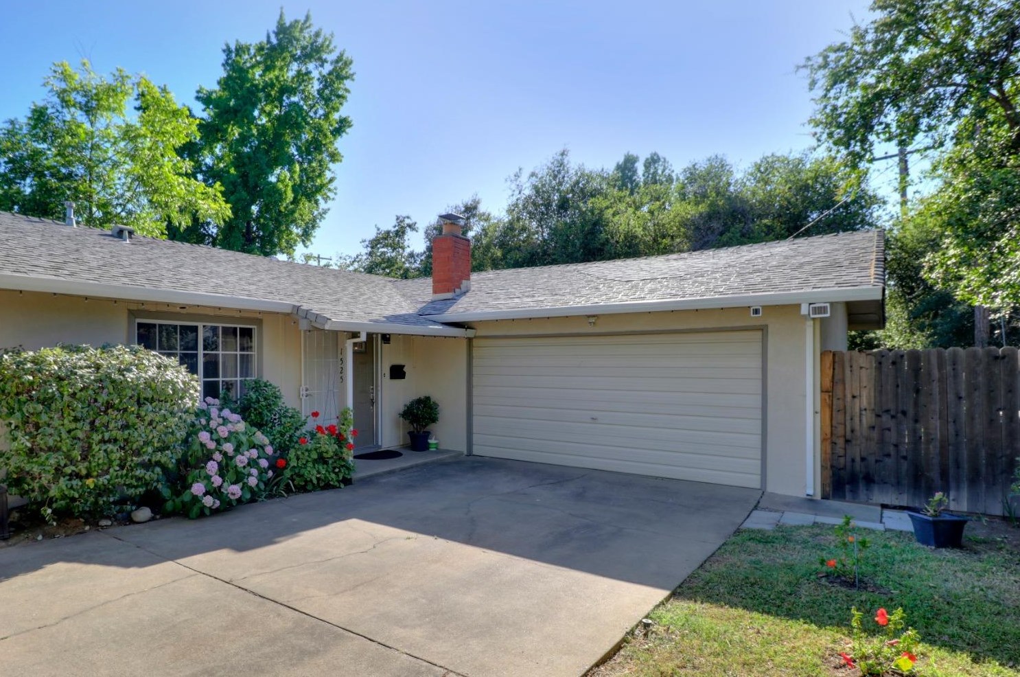 1525 Sierra Gardens Dr, Roseville, CA 95661-4804