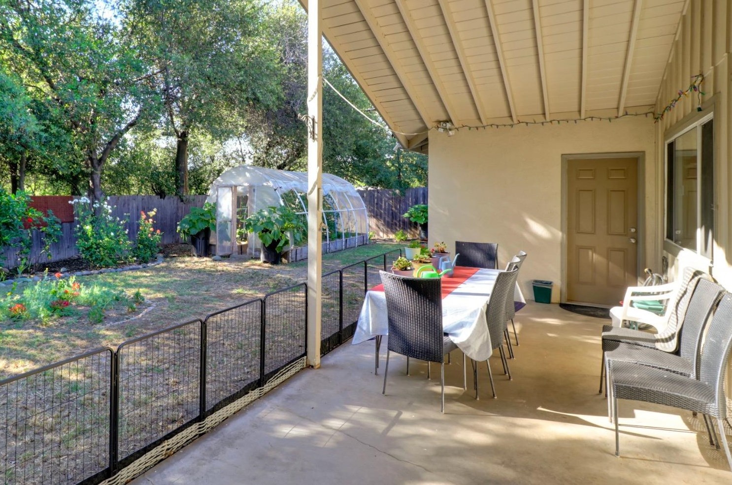 1525 Sierra Gardens Dr, Roseville CA 95661-3620 exterior