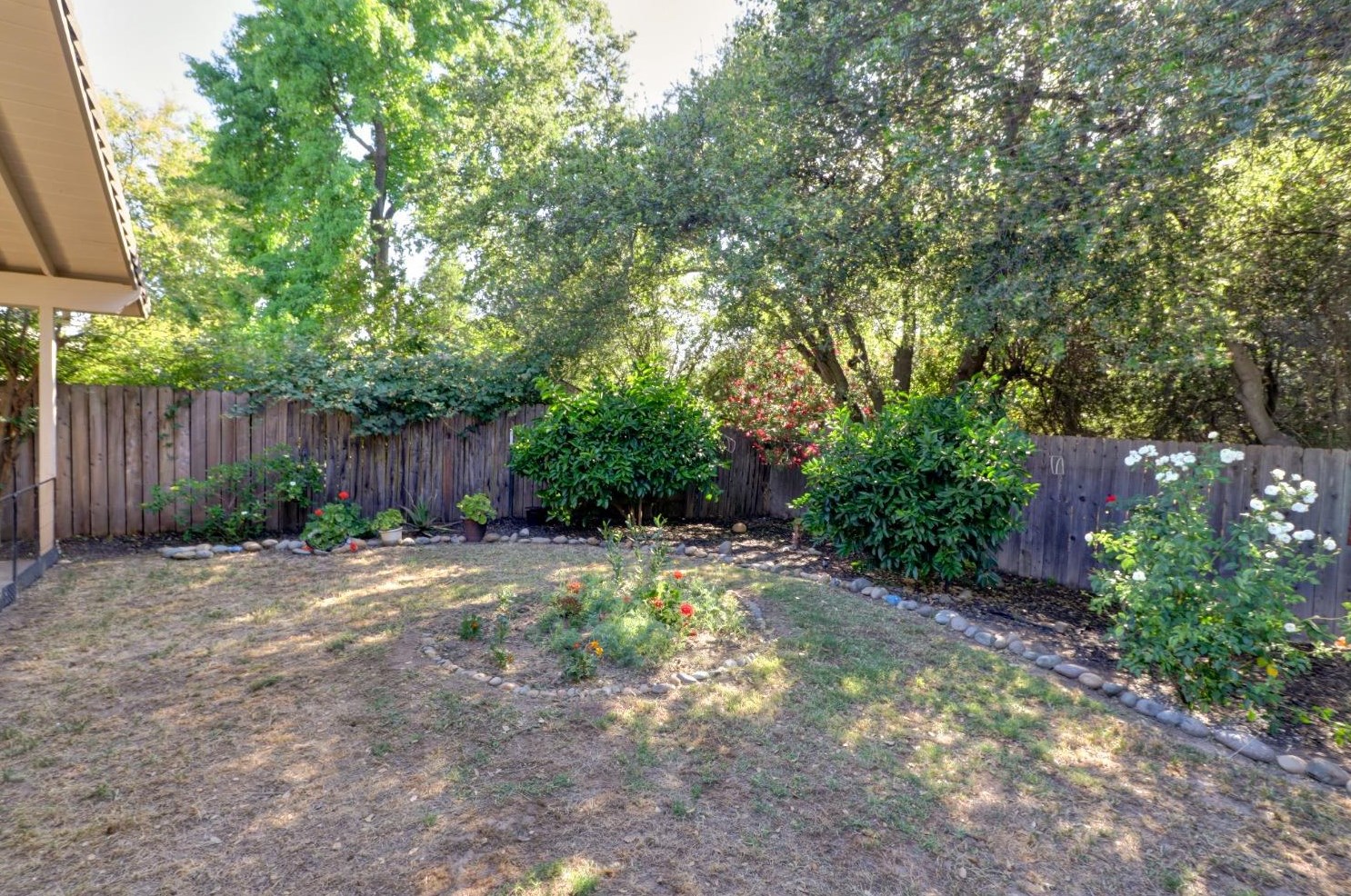 1525 Sierra Gardens Dr, Roseville CA 95661-3620 exterior