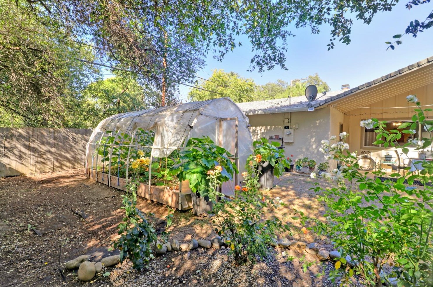 1525 Sierra Gardens Dr, Roseville CA 95661-3620 exterior