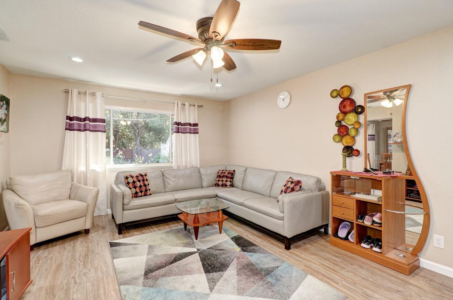 1525 Sierra Gardens Dr, Roseville CA 95661-3620 exterior