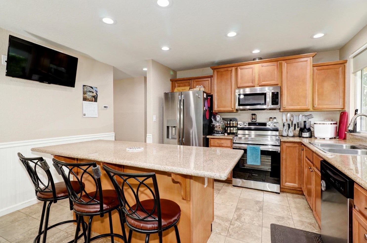 1525 Sierra Gardens Dr, Roseville CA 95661-3620 exterior