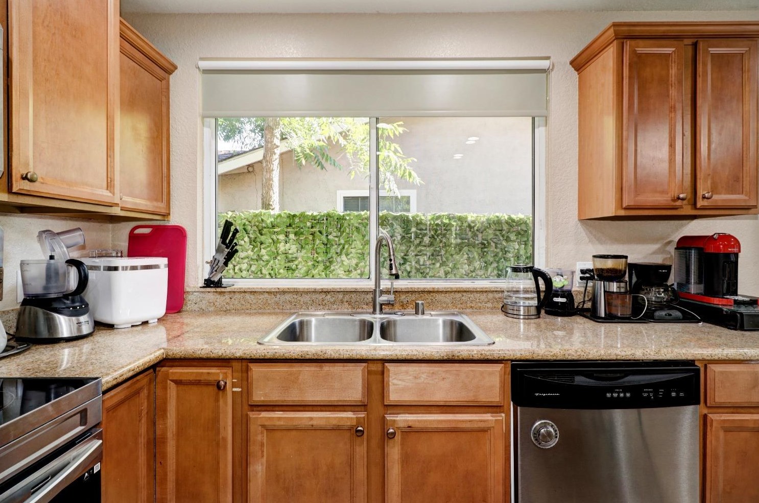 1525 Sierra Gardens Dr, Roseville CA 95661-3620 exterior