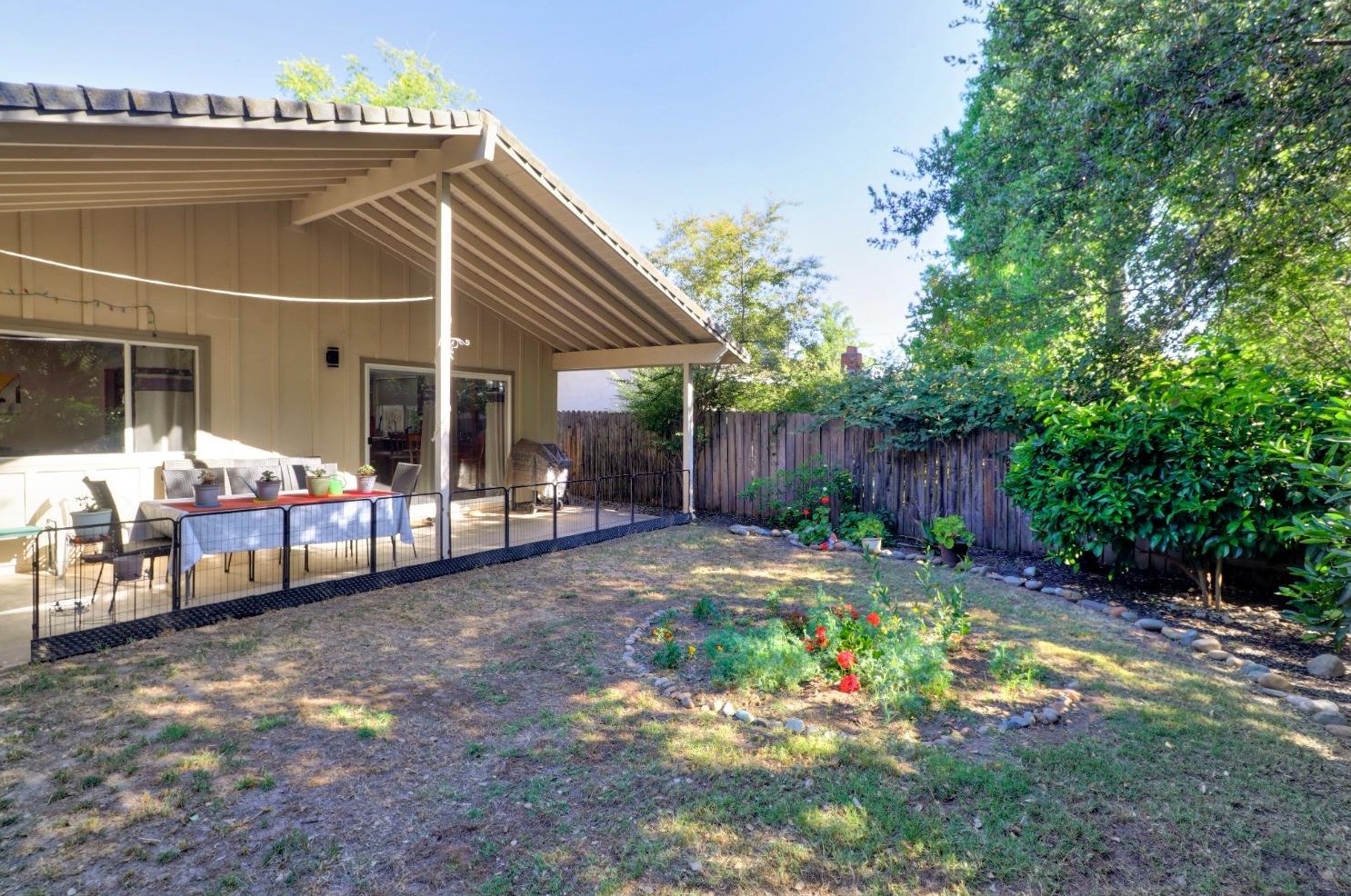 1525 Sierra Gardens Dr, Roseville CA 95661-3620 exterior