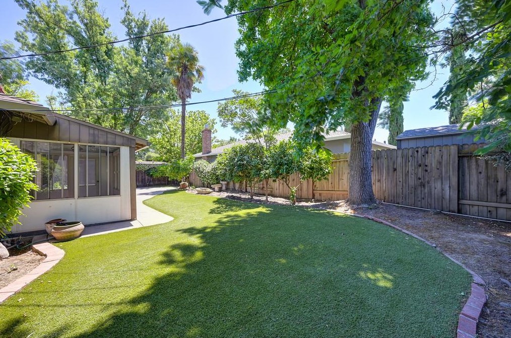 1370 Grant Ln, Sacramento CA  95822-2562 exterior