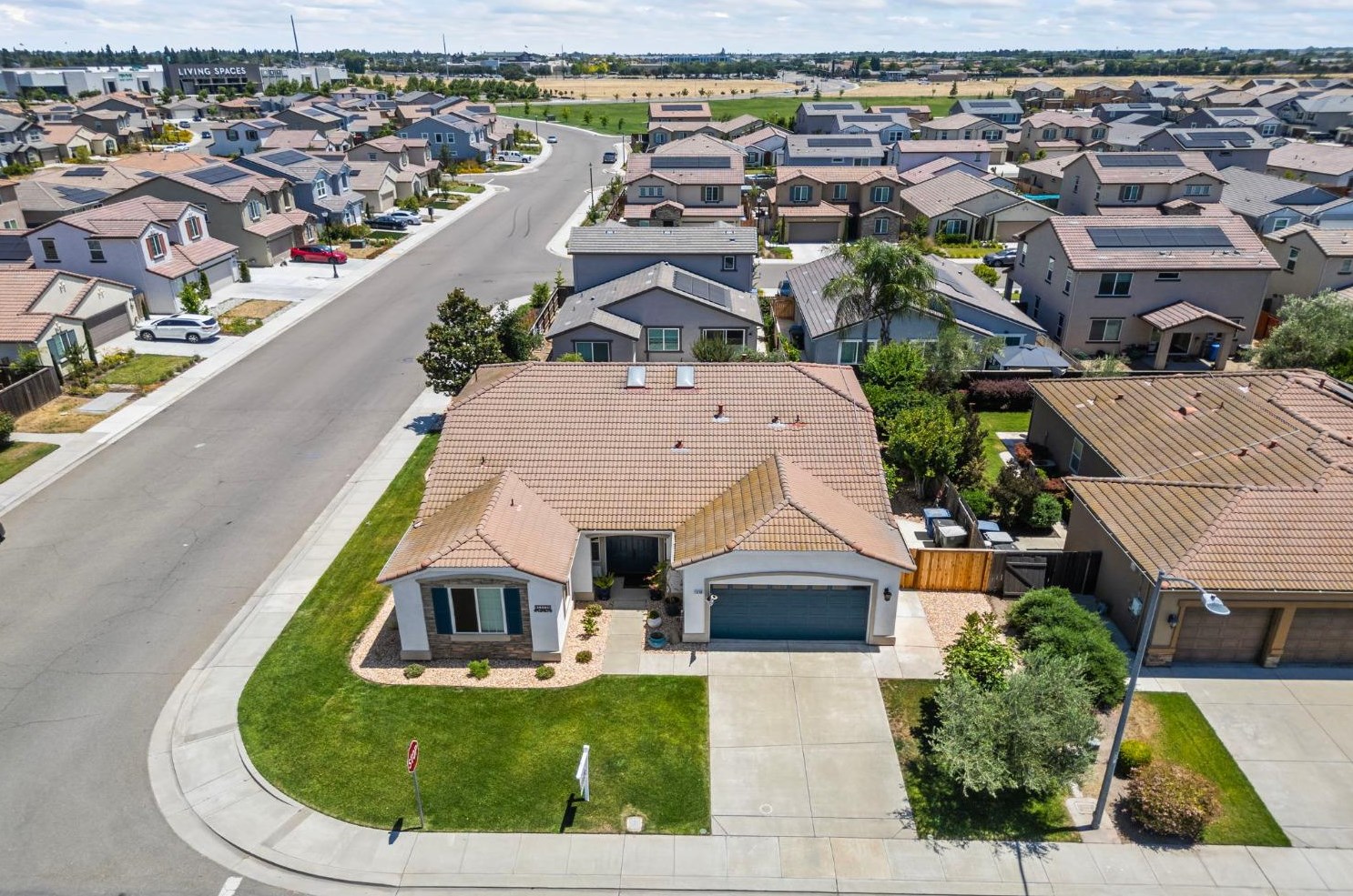 1510 Red Ribbons Ln, Manteca, CA 95337-7926
